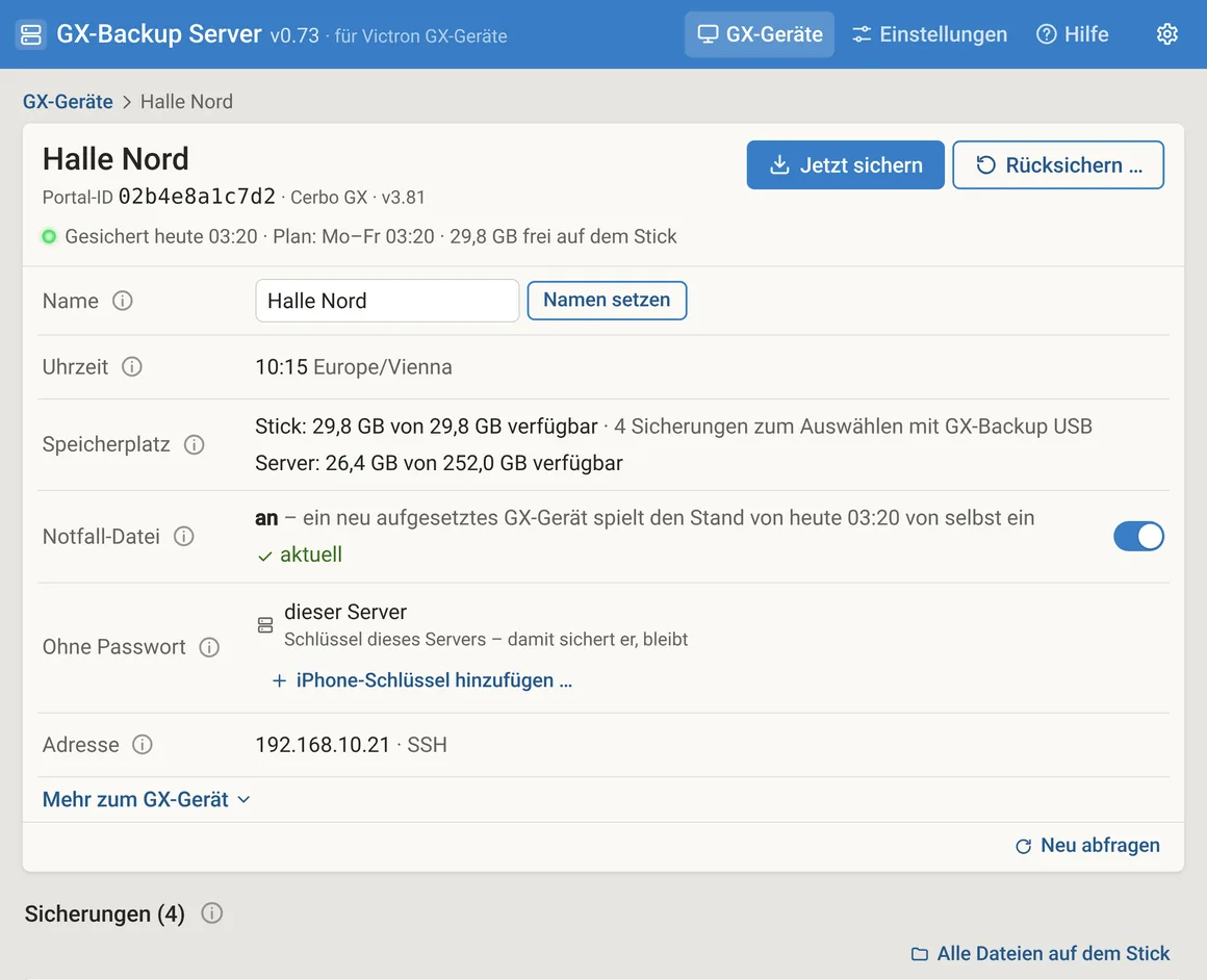 Geräteseite „Halle Nord“, aufgebaut wie bei GX-Backup USB: „Jetzt sichern“ und „Rücksichern …“, auf einen Blick heute gesichert, Plan und freier Platz auf dem Stick; darunter Name, Uhrzeit, Speicherplatz, Notfall-Datei mit Schalter, die Schlüssel für „Ohne Passwort“ und die Adresse.